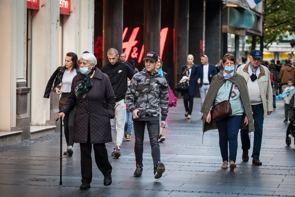 Belgrado, persone che passeggiano per il centro città, alcune con mascherina altre senza (© BalkansCat/Shutterstock)