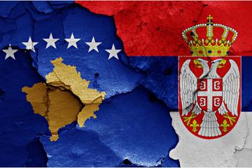 Rappresentazione grafica dello scontro tra Serbia e Kosovo attraverso la giustapposizione delle relative bandiere nazionali - © danielo/Shutterstock