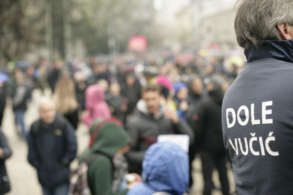 "Abbasso Vučić", immagine delle proteste di un anno fa (© Marko Marcello/Shutterstock)