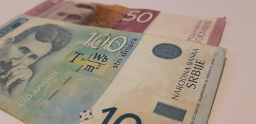 Due banconote, rispettivamente da cento e cinquanta dinari serbi