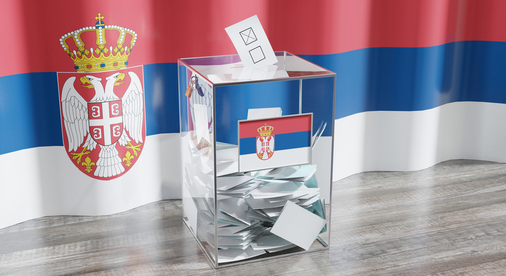 Urna elettorale con bandiera serba © PX Media/Shutterstock