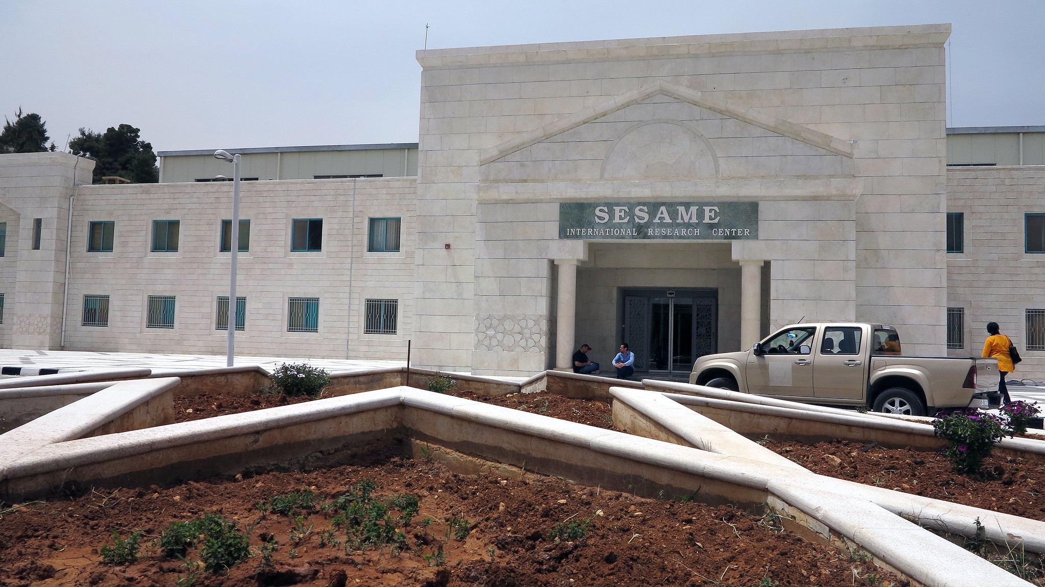 SESAME entrata, foto di Erkcan, CC BY-SA 4.0, via Wikimedia Commons SESAME entrata, foto di Erkcan, CC BY-SA 4.0, via Wikimedia Commons