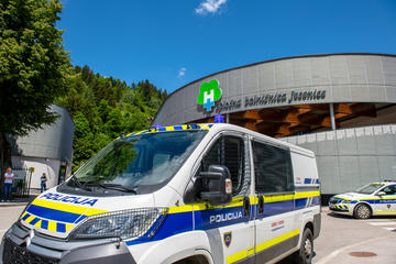 Un'ambulanza di fronte all'ospedale di Jesenice, Slovenia - © Nik Bertoncelj/Shutterstock