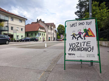 Cartello stradale a Lubiana che indica di rallentare per la presenza di scolari - © B7 Photography/Shutterstock