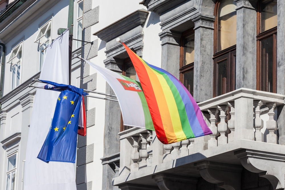 La bandiera arcobaleno al fianco della bandiera della città di Lubiana - BalkansCat/Shutterstock