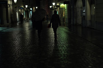 Una coppia in centro a Lubiana di notte