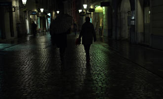 Una coppia in centro a Lubiana di notte