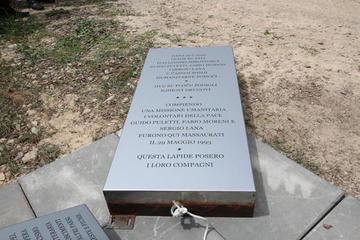 La lapide in memoria dei tre pacifisti, posata nel 2013 a Gornji Vakuf.jpg