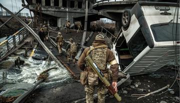 Militari nei pressi di un ponte abbattuto a Irpin, 5 marzo 2022  © Serhii Mykhalchuk/Shutterstock