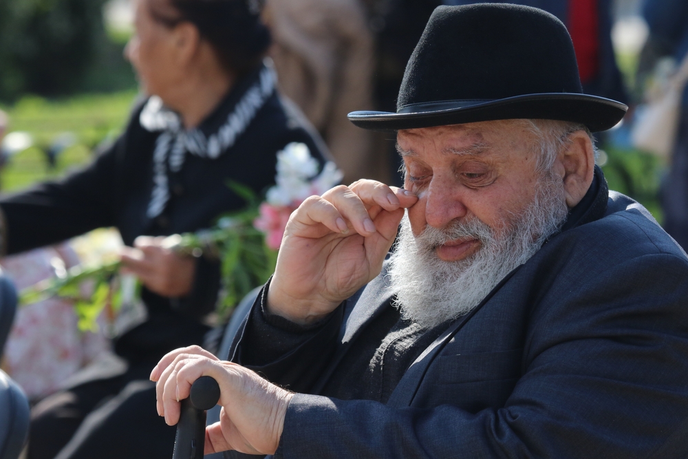 Evpatoria (Crimea) Tatari durante la celebrazione di un evento funebre nei pressi del monumento dedicato alle vittime della deportazione tatara © Alexey Pavlishak/Shutterstock