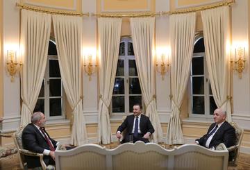 I tre primi ministri Asadov, Garibashvili e Pashinyan a colloquio  - foto ufficiale dell'evento