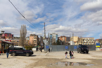 Carabinieri italiani - come componente della KFOR - controllano l'accesso al ponte sul fiume Ibar a Mitrovica - © Giovanni Vale/Shutterstock