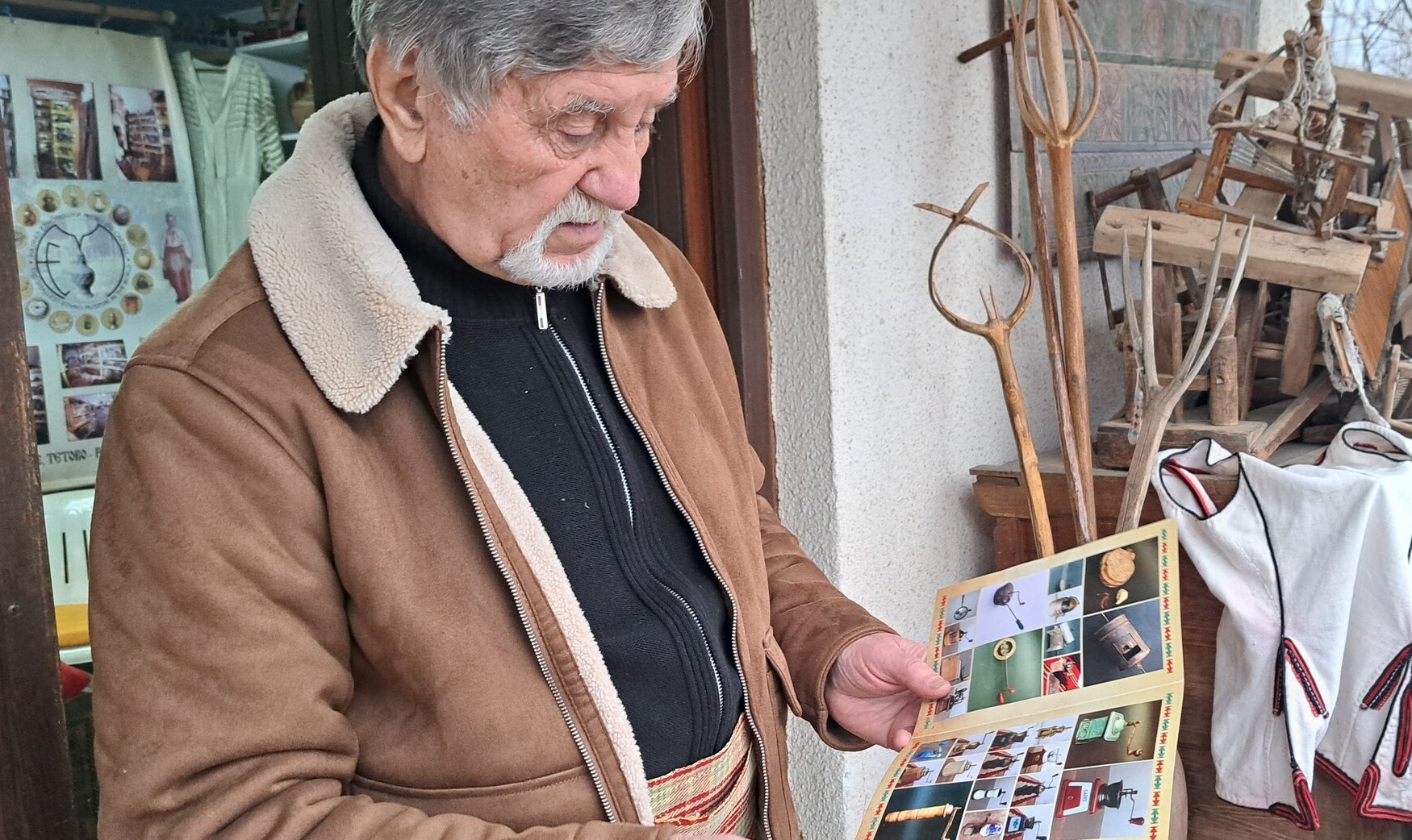 Simeon Zlatev "Mone" in front of his museum - A.Samardjiev