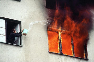 Sarajevo brucia, foto di © Livio Senigalliesi.jpg Sarajevo brucia, foto di © Livio Senigalliesi.jpg