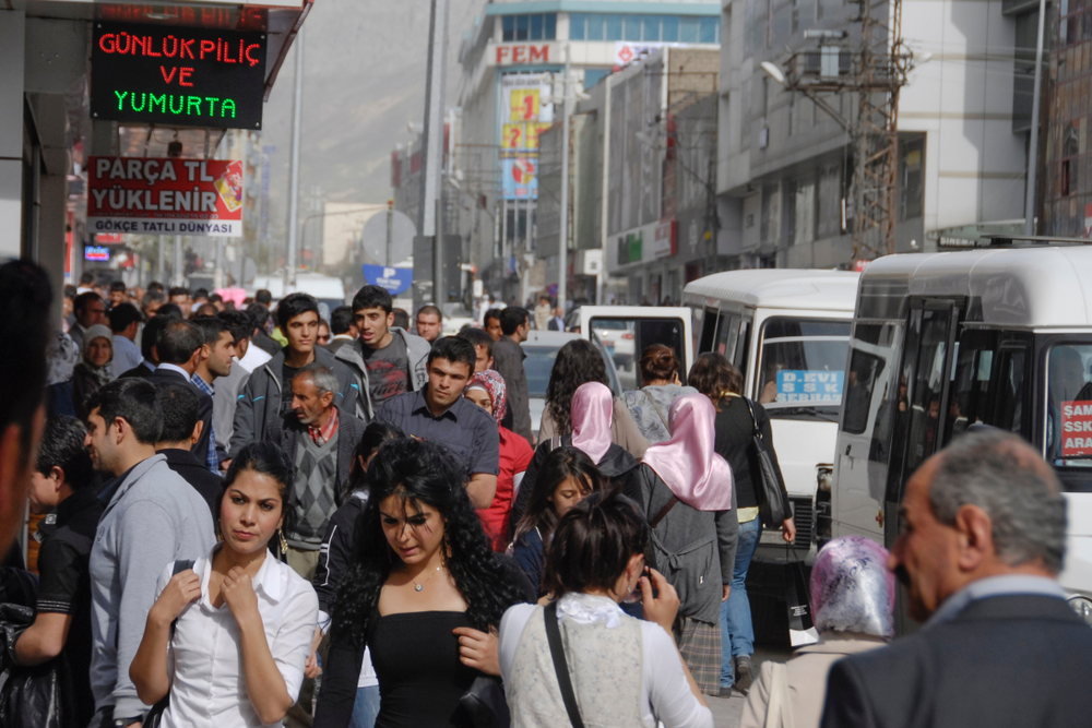 Gente che passeggia a Van, Turchia - © Vlad Karavaev/Shutterstock
