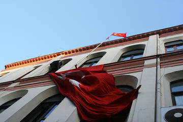 Bandiera turca attorcigliata, foto Quinn Dombrowski Flickr.jpg