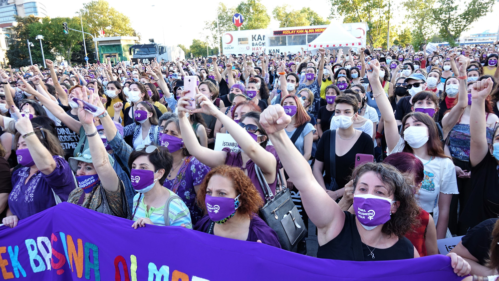 Donne protestano a Istanbul - © Emre Orman/Shutterstock