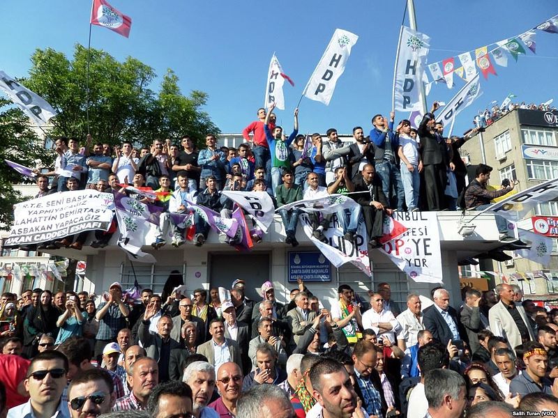 Campagna elettorale del partito HDP (foto wikimedia) Campagna elettorale del partito HDP (foto wikimedia)