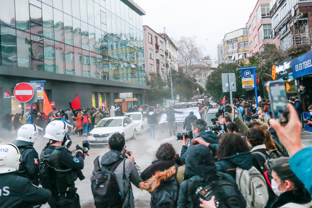 استانبول ، 2 فوریه 2021 ، پلیس در جریان اعتراضات دانشجویی مداخله می کند © Tolga Subasi / Shutterstock