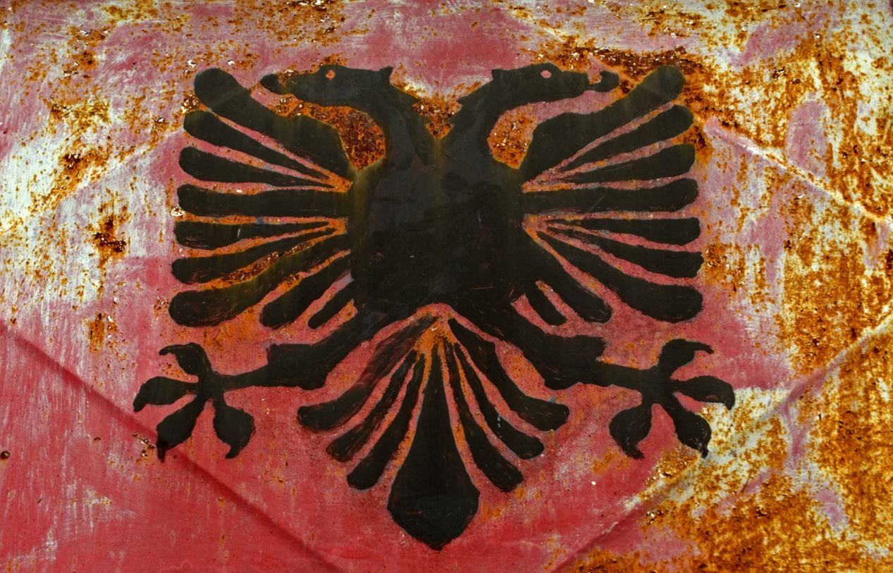 Simbolo dell'UÇK a Isniq, Kosovo - © Attila JANDI/Shutterstock