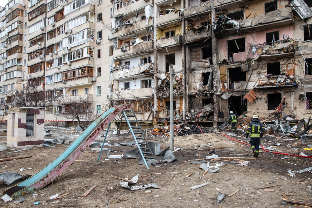 Kyiv, Ucraina. Un palazzo residenziale colpito dall'esercito russo © Drop of Light/Shutterstock