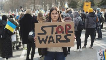 Febbraio 2022, una ragazza ad una manifestazione in solidarietà dell'Ucraina in Polonia - © SpokoFilm/Shutterstock