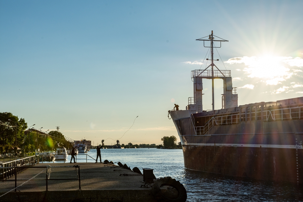 Marinai ormeggiano una nave presso il porto di Sulina, Danubio