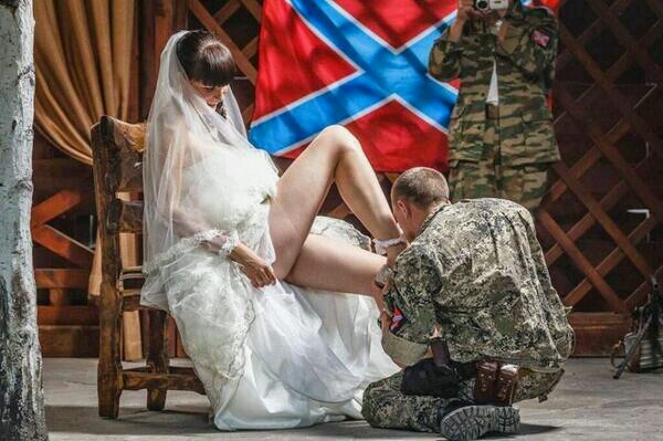 Durante il matrimonio di Arsen Pavlov detto “Motorola” ed Elena Konkina Durante il matrimonio di Arsen Pavlov detto “Motorola” ed Elena Konkina