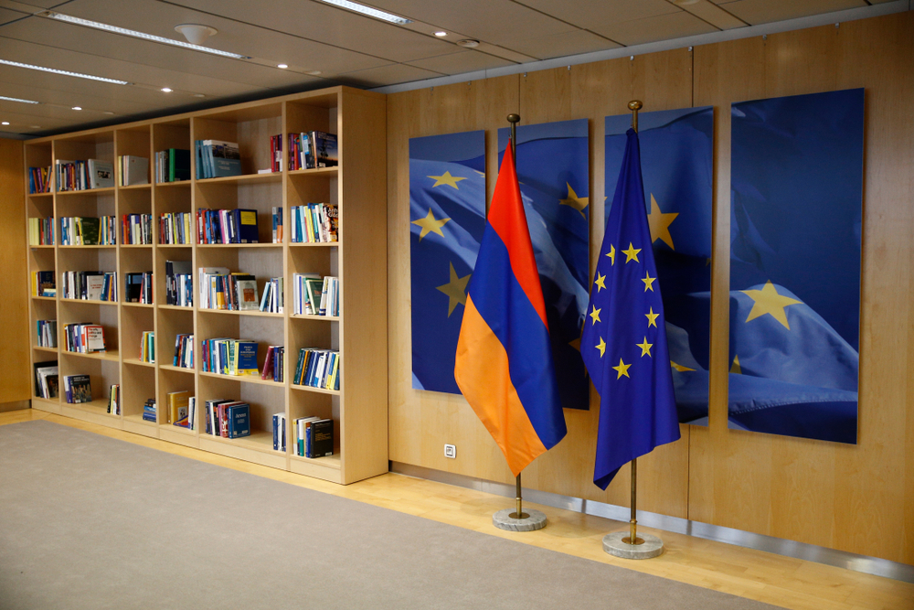 Le bandiere dell'Ue e dell'Armenia in un ufficio delle istituzioni europee a Buruxelles - © Alexandros Michailidis/Shutterstock