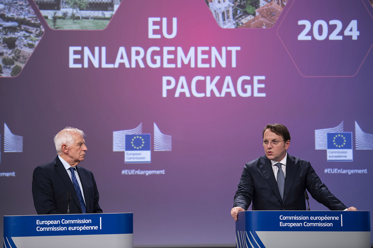 Josep Borrell e Olivér Várhelyi - © Commissione europea Josep Borrell e Olivér Várhelyi - © Commissione europea