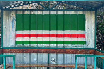 La bandiera della Repubblica cecena dell'Ichkeria dipinta su di una fermata dell'atutobus nella Valle del Pankisi, Georgia - © Sulkhan Bordzikashvili/OC MEDIA