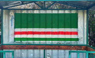 La bandiera della Repubblica cecena dell'Ichkeria dipinta su di una fermata dell'atutobus nella Valle del Pankisi, Georgia - © Sulkhan Bordzikashvili/OC MEDIA