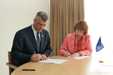 Hashim Thaçi firma l'accordo a Bruxelles in presenza di Catherine Ashton