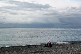 Donna guarda il mare a Sukhumi