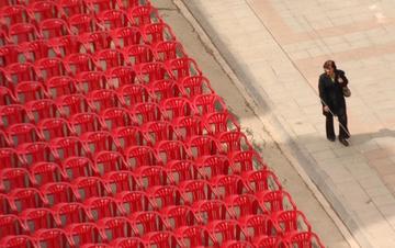Sarajevo 6 aprile, uno sguardo sulle sedie rosse - foto di Michele Biava
