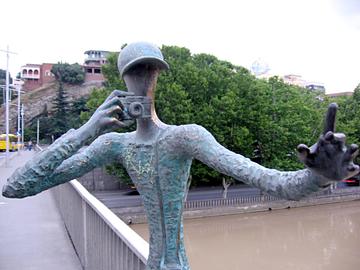 Statua di fotografo su un ponte di Tbilisi