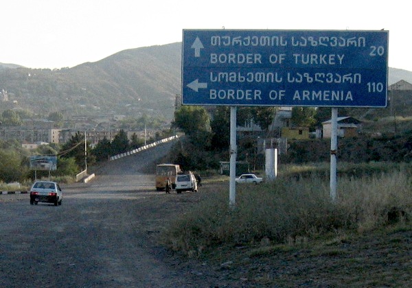 Un cartello in territorio georgiano che indica il confine con Turchia e Armenia