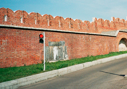 Strada in salita e semaforo rosso lungo le mura del Cremlino di Kazan, sede dei negoziati