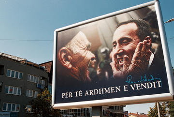 Cartellone inneggiante a Ramush Haradinaj