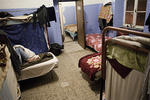 Un ragazzo riposa nel dormitorio del centro socio-culturale Ararat di Testaccio