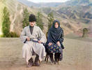 Un uomo ed un’anziana daghestani posano in abiti tradizionali