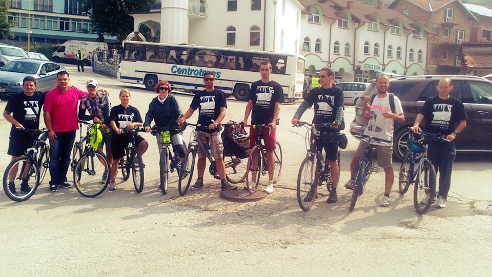 Il gruppo di ciclisti a Srebrenica (foto Donne in Nero)