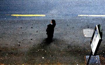 Attesa alla fermata del bus