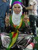 Una manifestante curda nel parco dopo il corteo