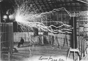 Nikola Tesla durante un suo esperimento