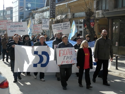 Marcia di protesta degli operai della Yumco (foto: okradio)