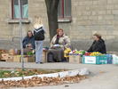 Donne anziane che vendono frutta tra le vie di Tiraspol