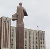 Il Palazzo del presidente a Tiraspol con una statua di Lenin in granito
