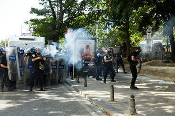 Istanbul, polizia spara lacrimogeni (Eser Karadag - Flickr)