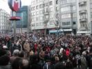 La folla radunata in piazza Taksim